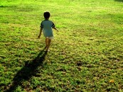 Enfant marchant dans un pr&eacute;